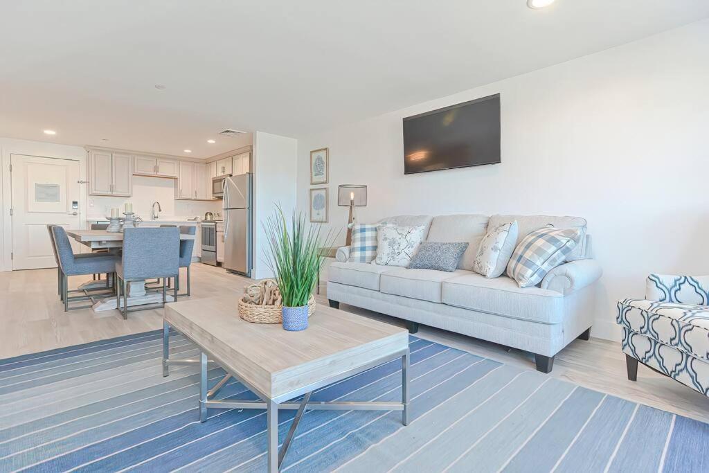 Downtown Plymouth Waterfront Luxury Condos Екстер'єр фото